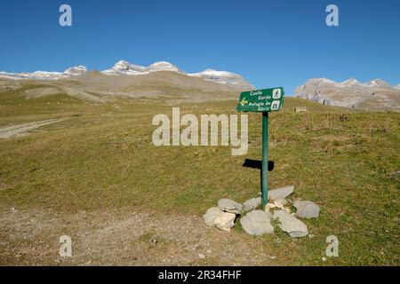 cartel frente a las cumbres, Llano Tripals, parque nacional de Ordesa y Monte Perdido, comarca del Sobrarbe, Huesca, Aragón, cordillera de los Pirineos, Spain. Stock Photo