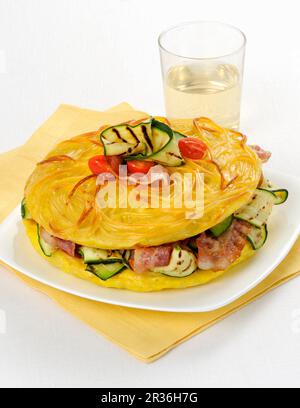 Frittata di spaghetti ripiena (stuffed spaghetti omelette, Italy) Stock Photo