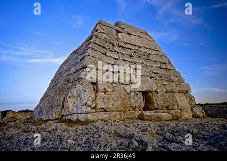 Naveta des Tudons,monumento funerario colectivo (1000 a.c.). Ciutadella.Menorca.Islas Baleares.España. Stock Photo