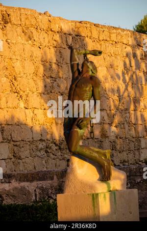 Fidelius, escultura en bronce dedicada a pasteur, Koch, Finlay y ferran, obra de Manuel Ramos González, isla del Lazareto, Illa del Llatzeret, interior del puerto de Mahón, Menorca, balearic islands, Spain. Stock Photo