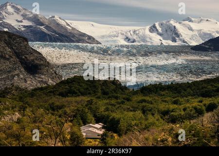 refugio y glaciar Grey, valle del lago Grey, trekking W, Parque nacional Torres del Paine,Sistema Nacional de Áreas Silvestres Protegidas del Estado de Chile.Patagonia, República de Chile,América del Sur. Stock Photo