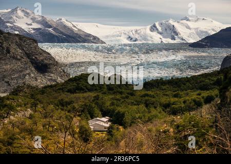 refugio y glaciar Grey, valle del lago Grey, trekking W, Parque nacional Torres del Paine,Sistema Nacional de Áreas Silvestres Protegidas del Estado de Chile.Patagonia, República de Chile,América del Sur. Stock Photo