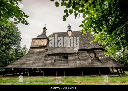 iglesia de San Felipe y Jacob, construida en 1516 , Skowa, voivodato de la Pequeña Polonia, Cárpatos, Polonia, europe. Stock Photo