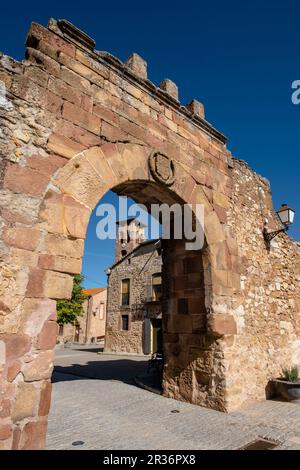 arco de arriba - puerta de oriente, Conjunto medieval amurallado, Retortillo de Soria, Soria, comunidad autónoma de Castilla y León, Spain, Europe. Stock Photo