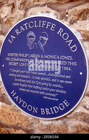 Blue plaque commemorating love nest of Philip Larkin and Monica Jones in Haydon Bridge, Northumberland Stock Photo