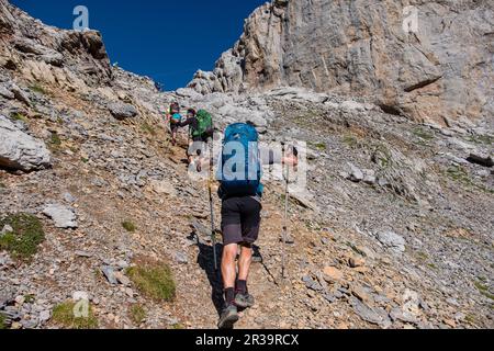 ascenso al collado de Ourtets, alta ruta pirenaica, región de Aquitania, departamento de Pirineos Atlánticos, Francia. Stock Photo