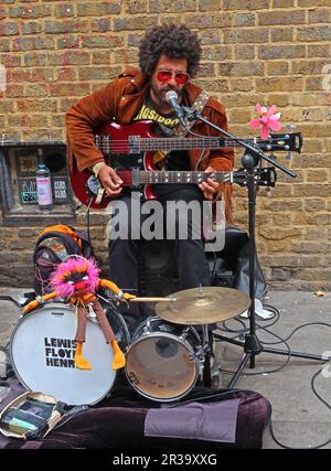 Lewis Floyd Henry - busker, entertaining passers by with his Travelling Sonic Medicine Show, in Brick Lane, London, E1 6QL Stock Photo