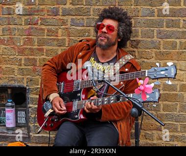 Lewis Floyd Henry - busker, entertaining passers by with his Travelling Sonic Medicine Show, in Brick Lane, London, E1 6QL Stock Photo
