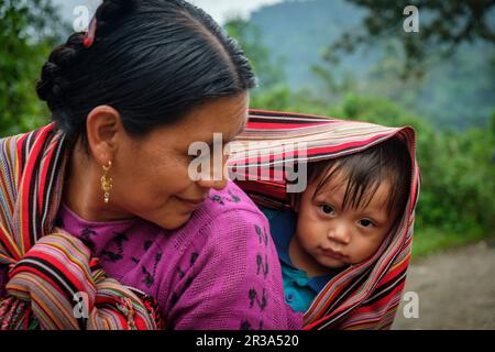 niño transportado en una falda tradicional, pozas de Ha' Kok , Río ...