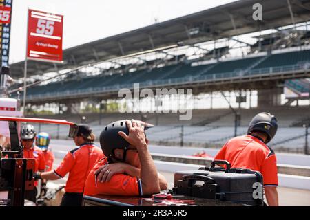 Indianapolis, United States. 22nd May, 2023. Crew members of driver Benjamin Pedersen (55) practice for the Indy 500 at Indianapolis Motor Speedway in Indianapolis. (Photo by Jeremy Hogan/SOPA Images/Sipa USA) Credit: Sipa USA/Alamy Live News Stock Photo