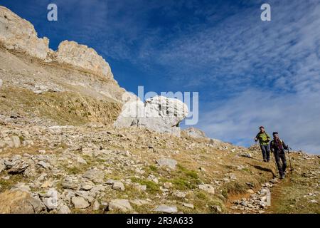 escursionistas descendiendo el pico Mesa de los Tres Reyes, Parque natural de los Valles Occidentales, Huesca, cordillera de los pirineos, Spain, Europe. Stock Photo