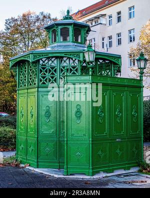 Café Achteck, Historic old urinal in  Oldenburger Strasse, Moabit-Mitte, Berlin, Germany. Toilet, lavatory, Loo, WC Stock Photo