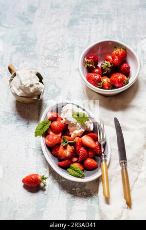 Frische Erdbeeren mit Vanilleeis Stock Photo