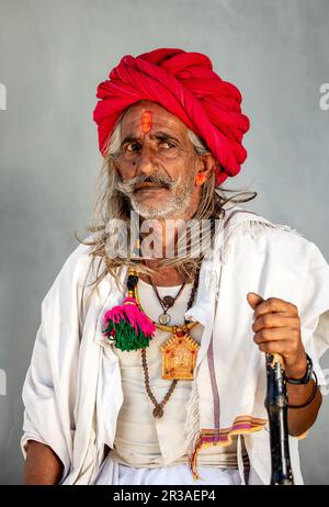 Indian man, member of the Rabari tribe, with a red turban, Bera ...