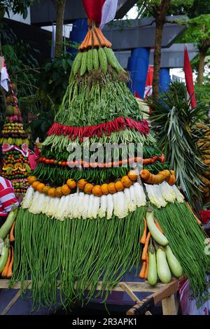 Kirab tumpeng hasil bumi (farmer thanksgiving) to celebrate Indonesian independence day at simpang lima gumul Kediri Stock Photo