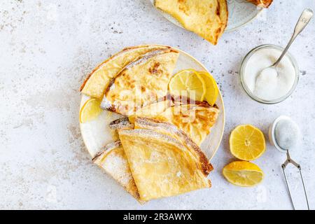 Classic crepes mit lemon Stock Photo