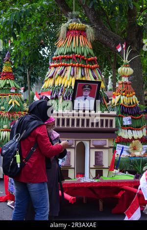 Kirab tumpeng hasil bumi (farmer thanksgiving) to celebrate Indonesian independence day at simpang lima gumul Kediri Stock Photo