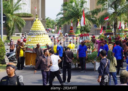 Kirab tumpeng hasil bumi (farmer thanksgiving) to celebrate Indonesian independence day at simpang lima gumul Kediri Stock Photo