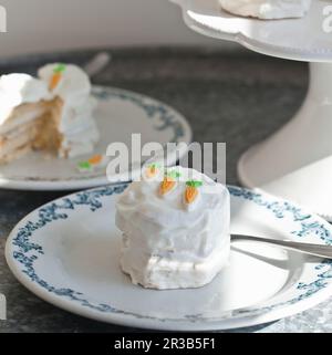 Mini vanilla cakes for Easter decorated with whipped icing and mini carrot Stock Photo