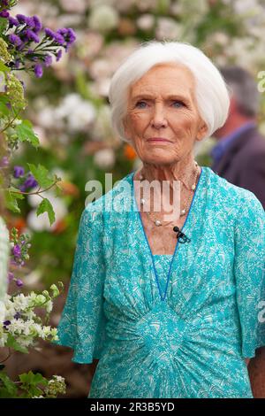 London, UK. 23rd May, 2023. TV presenter Mary Berry wears a gathered turquoise dress at the RHS Chelsea Flower Show. Credit: Anna Watson/Alamy Live News Stock Photo