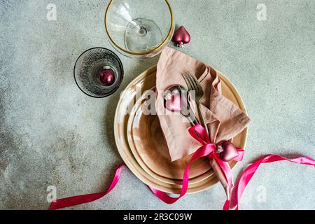 Christmas table setting with dust pink plates and cutlery in served setting for Christmas dinner Stock Photo