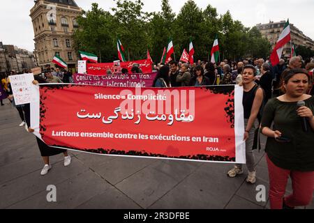 Paris, France. 22nd May, 2023. Protesters march with a banner expressing their opinion during the demonstration. Demonstration in Paris organized by leftist and feminist collective in solidarity with prisoners, those sentenced to death and the families of those executed in Iran. From the Place de Republique to the Fountain of the Innocents, protesters demanded an immediate end to executions in Iran. (Photo by Telmo Pinto/SOPA Images/Sipa USA) Credit: Sipa USA/Alamy Live News Stock Photo