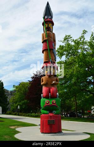 Learning totem pole on the grounds of the BC legislature. Stock Photo