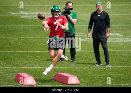 New York Jets quarterbacks Tim Boyle, left, Chris Streveler, center, and  Zach Wilson, right, watch as Aaron Rodgers participates in a drill at the  NFL football team's training facility in Florham Park