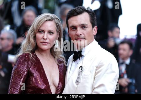 Cannes, France. 23rd May, 2023. Aimee Mullins and Rupert Friend photographed during the red carpet for the World Premiere of Asteroid City as part of the 76th Cannes International Film Festival at Palais des Festivals in Cannes, France Picture by Julie Edwards/Alamy Live News Stock Photo