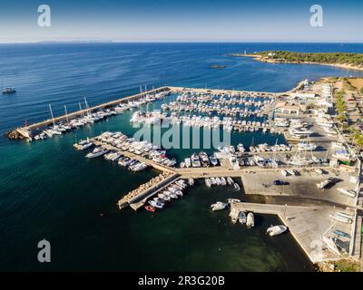 Club Nautico S'Estanyol, con el Faro de S'Estalella al fondo, llucmajor, Mallorca, balearic islands, spain, europe. Stock Photo