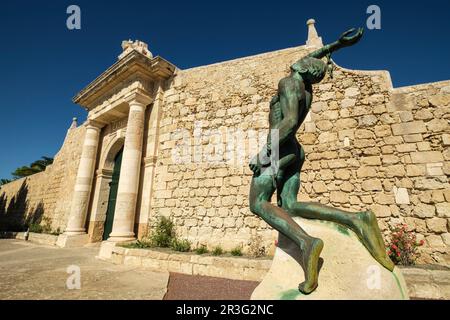 Fidelius, escultura en bronce dedicada a pasteur, Koch, Finlay y ferran, obra de Manuel Ramos González, isla del Lazareto, Illa del Llatzeret, interior del puerto de Mahón, Menorca, balearic islands, Spain. Stock Photo