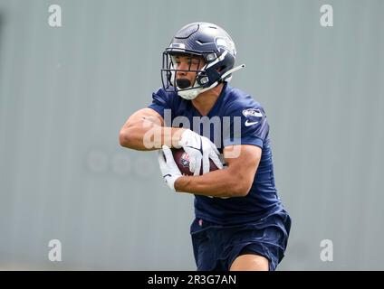 Seahawks: Zach Charbonnet participates in training camp drills