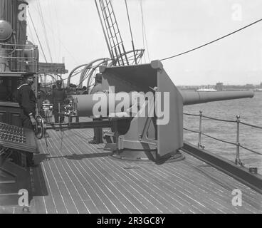 USS Raleigh, the gun that fired the first shot at Manila. Stock Photo