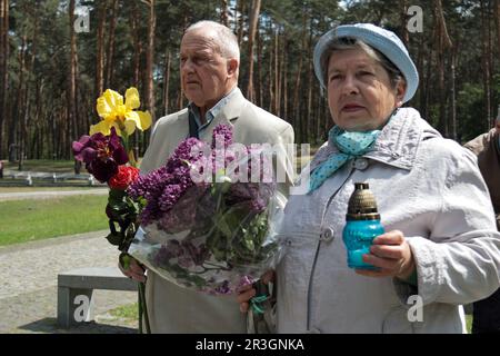 Non Exclusive: KYIV, UKRAINE - MAY 21, 2023 - A senior man and woman hold flowers and a vigil lantern at the Bykivnia Graves National Historical and M Stock Photo