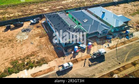 Yarrawonga, Victoria, Australia - 13 April 2023: Roof tilers at a house under construction at Silverwoods Estate Yarrawonga Victoria Stock Photo