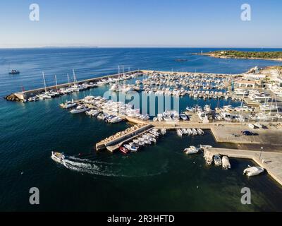 Club Nautico S'Estanyol, con el Faro de S'Estalella al fondo, llucmajor, Mallorca, balearic islands, spain, europe. Stock Photo