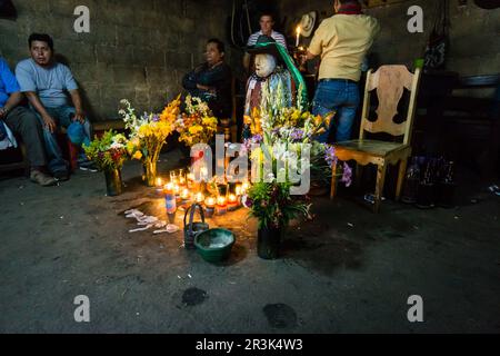 Cofradía de la Santa Cruz o Maximón, deidad sincrética, con orígenes católicos (San Simón) y Mayas, Santiago Atitlan, departamento de Sololá, Guatemala, Central America. Stock Photo