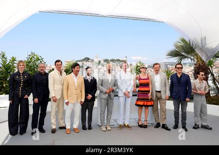 Maya Hawke, Steve Carell, Rupert Friend, Stephen Park, Jason Schwartzman, Jeffrey Wright, Wes Anderson, Scarlett Johansson, Bryan Cranston, Matt Dillon, und Jake Ryan beim Photocall zum Kinofilm 'Asteroid City' auf dem Festival de Cannes 2023 / 76. Internationale Filmfestspiele von Cannes am Palais des Festivals. Cannes, 24.05.2023 Stock Photo