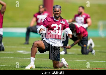 Washington Commanders safety Kamren Curl (31) runs against the New York  Giants during an NFL football game Sunday, Dec. 4, 2022, in East  Rutherford, N.J. (AP Photo/Adam Hunger Stock Photo - Alamy