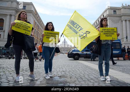 Vatican City, Rome, ITALY. 24th May, 2023. Activists hold placards during a rally of the environmental movement Ultima Generazione (Last Generation) in Vatican City.The rally was activated on the occasion of the trial of two Last Generation activists, ESTER GOFFI and GUIDO VIERO, who on August 18, 2022 glued themselves to the base of the Laocoon statue in the Vatican Museums. (Credit Image: © Vincenzo Nuzzolese/ZUMA Press Wire) EDITORIAL USAGE ONLY! Not for Commercial USAGE! Stock Photo