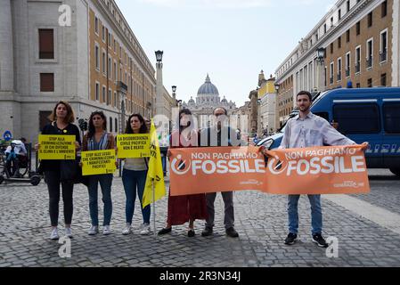 Vatican City, Rome, ITALY. 24th May, 2023. Activists hold placards during a rally of the environmental movement Ultima Generazione (Last Generation) in Vatican City.The rally was activated on the occasion of the trial of two Last Generation activists, ESTER GOFFI and GUIDO VIERO, who on August 18, 2022 glued themselves to the base of the Laocoon statue in the Vatican Museums. (Credit Image: © Vincenzo Nuzzolese/ZUMA Press Wire) EDITORIAL USAGE ONLY! Not for Commercial USAGE! Stock Photo