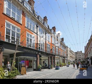 South Moton Street, London, UK. A pedestrianised steet with restaurants, cafes and shops in the heart of the wealthy Mayfair district. Stock Photo