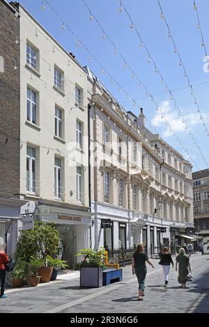 South Moton Street, London, UK. A pedestrianised steet with restaurants, cafes and shops in the heart of the wealthy Mayfair district. Stock Photo