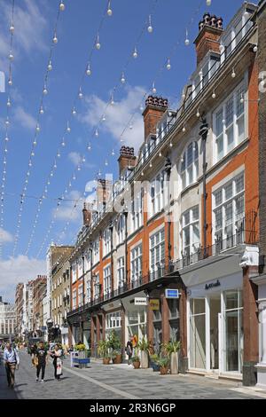 South Moton Street, London, UK. A pedestrianised steet with restaurants, cafes and shops in the heart of the wealthy Mayfair district. Stock Photo