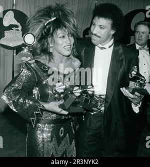 **FILE PHOTO** Tina Turner Has Passed Away, Tina Turner Lionel Ritchie 1985 Photo By John Barrett/PHOTOlink Stock Photo