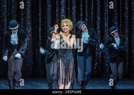 Ruth Brauer-Kvam in All-Singing, All-Dancing Yiddish Revue von Barrie Kosky Stock Photo