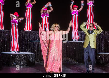 Geschwister Pfister in All-Singing, All-Dancing Yiddish Revue von Barrie Kosky Stock Photo