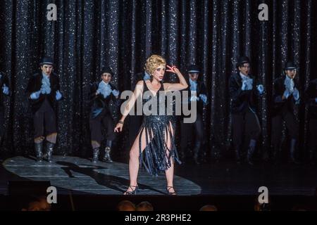 Ruth Brauer-Kvam in All-Singing, All-Dancing Yiddish Revue von Barrie Kosky Stock Photo