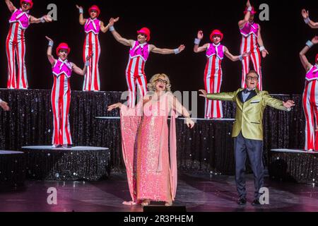 Geschwister Pfister in All-Singing, All-Dancing Yiddish Revue von Barrie Kosky Stock Photo