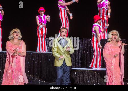 Geschwister Pfister in All-Singing, All-Dancing Yiddish Revue von Barrie Kosky Stock Photo